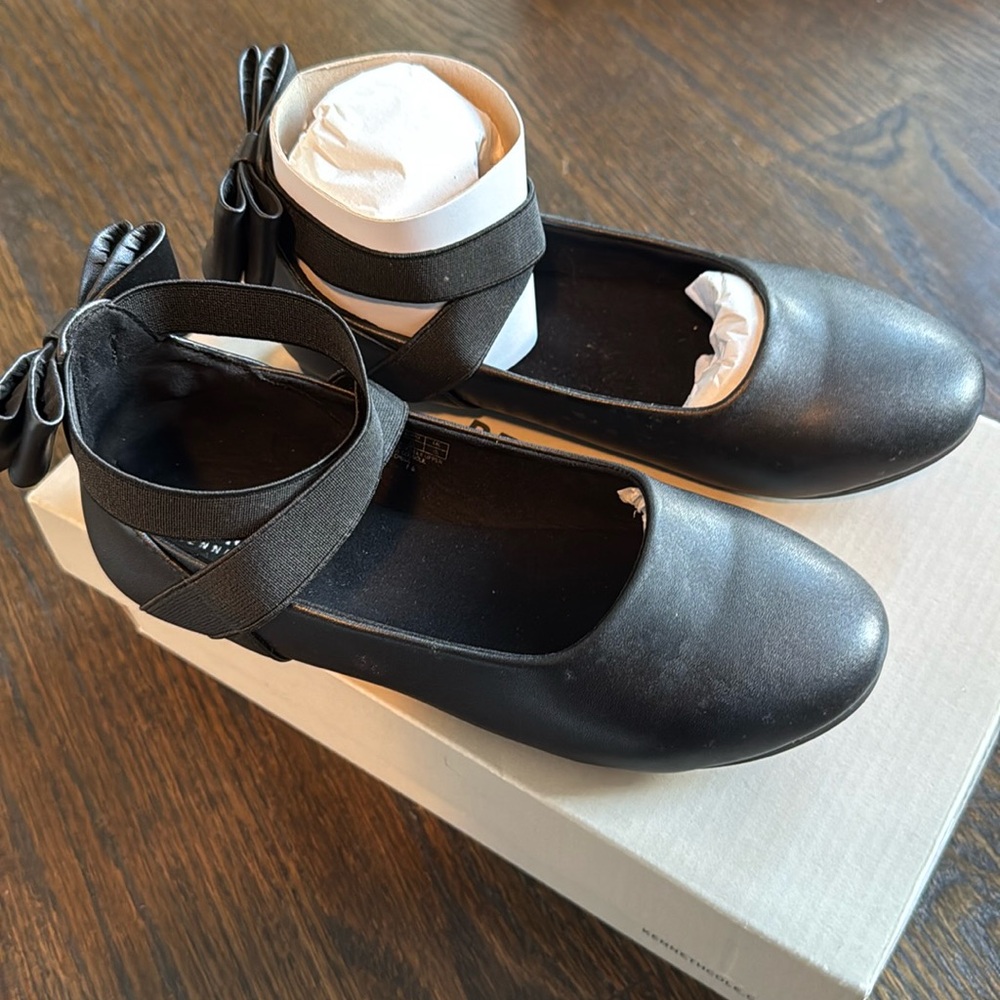 Kenneth Cole Reaction girls shoes size 2 color black